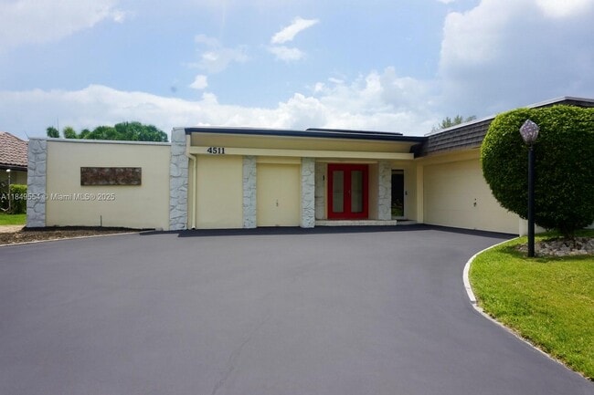 Primary Photo - 4511 King Palm Dr