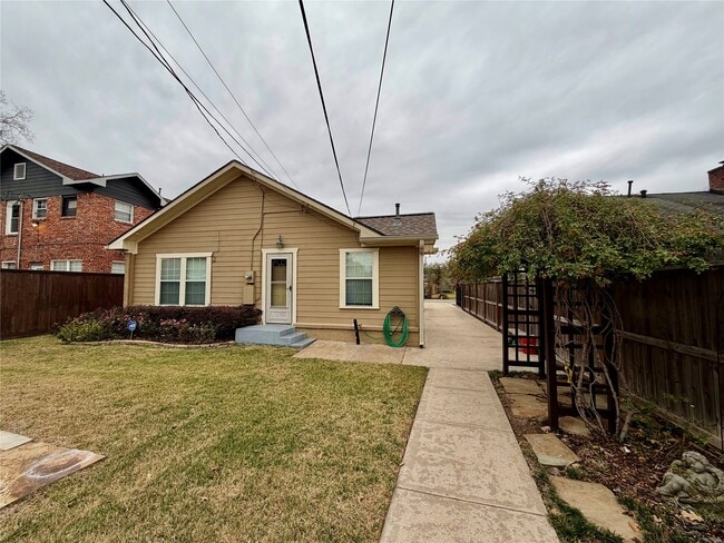 Building Photo - 8234 Bonner Dr