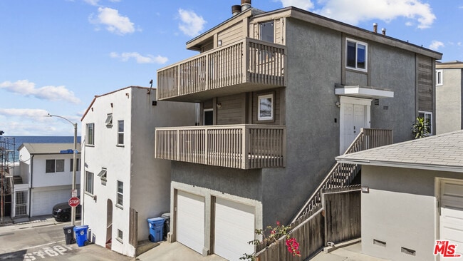 Building Photo - 118 7th St