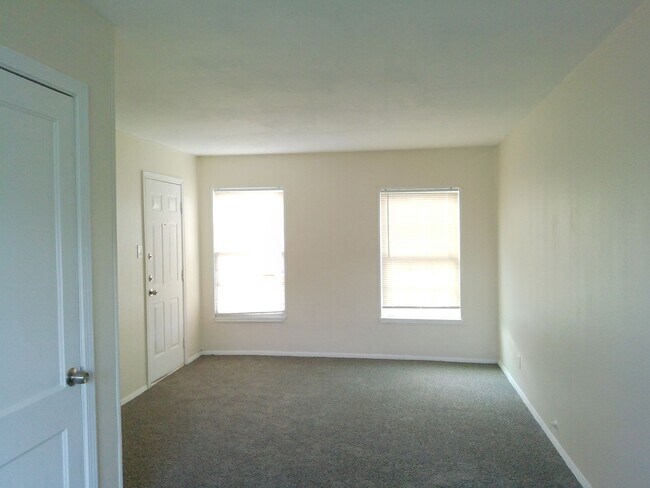 Building Photo - 638 Glazebrook St