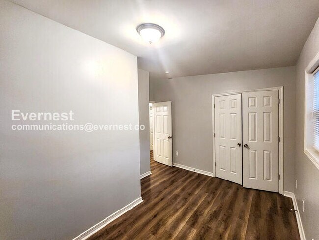 Building Photo - 3 Bed/2 Bath Home with Carport / Pet-Friendly / Available Now!