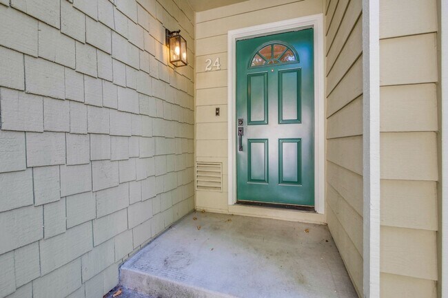 Building Photo - 2-Suite Townhome in Whisman Station Area | Easy Access to 101/237/85