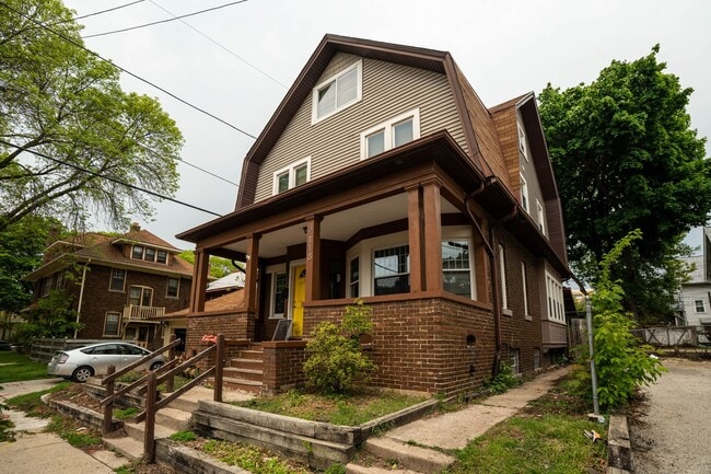 Building Photo - 2118 E Linnwood Ave