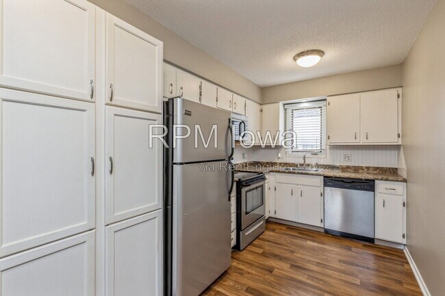 Building Photo - 2079 NW Hickory Ln