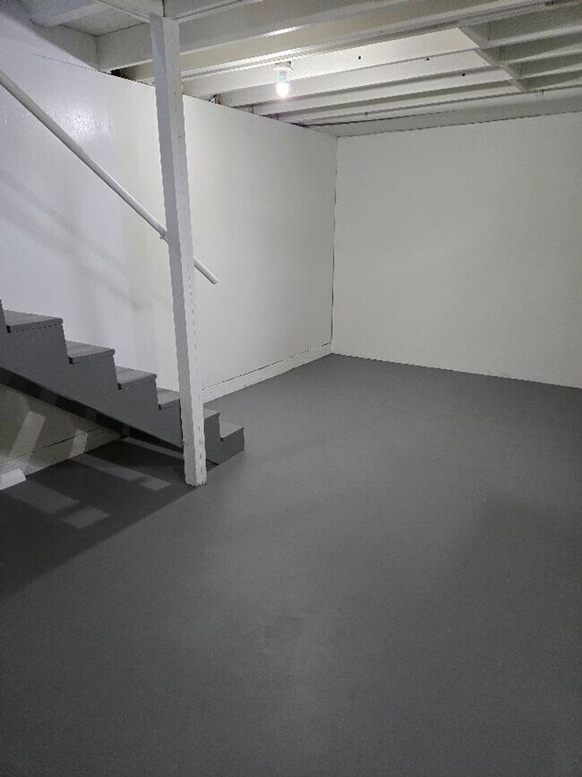 Building Photo - All like NEW Inside ! Great walk & bike scores - Large fenced backyard !