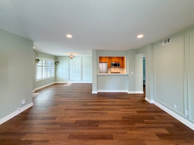 Building Photo - 2262 Martinique Ln