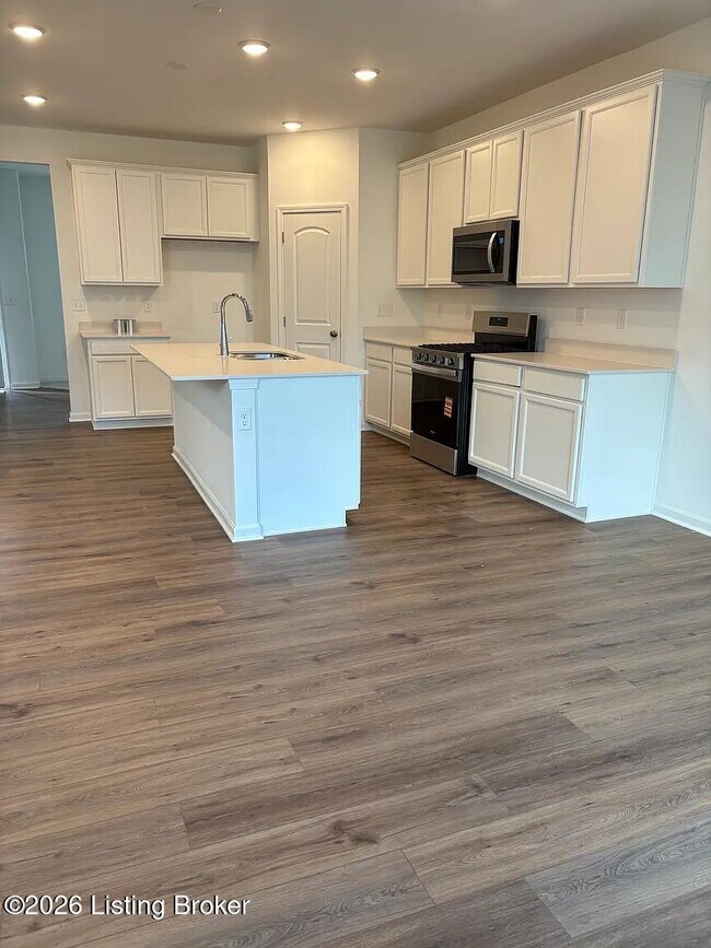 Building Photo - 2015 Lyndon Green Cir