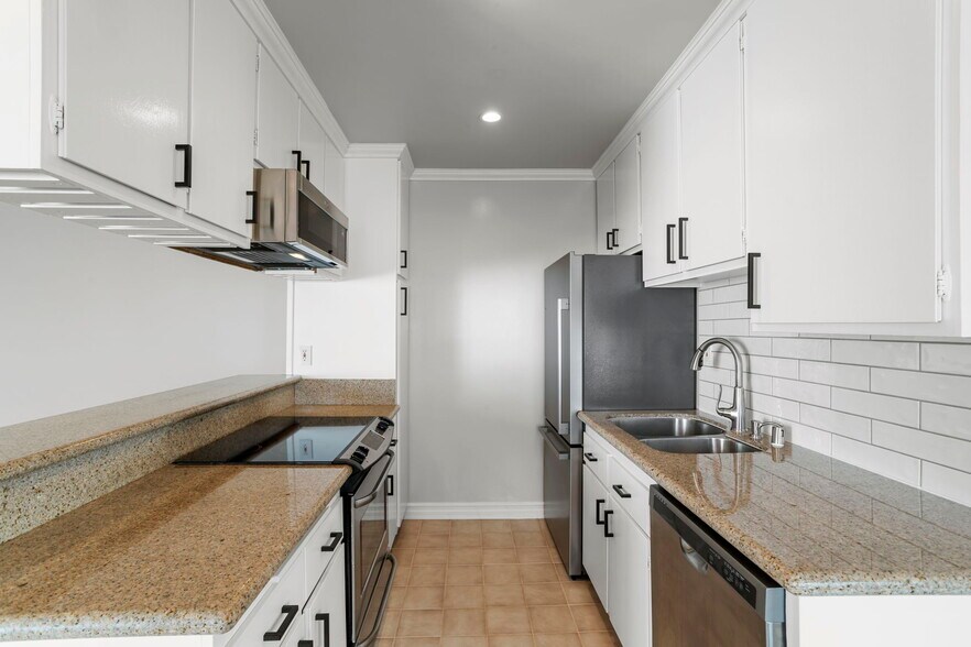 Building Photo - 11639 Chenault St