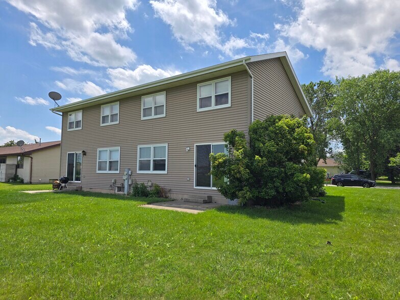 Back view - 2129 Country Ln