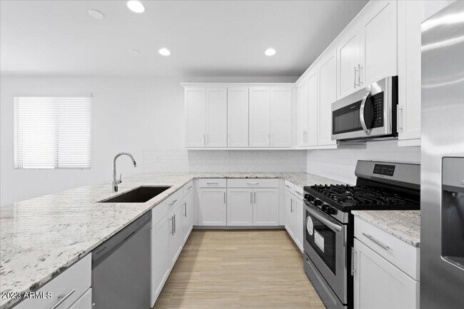 Building Photo - 17021 W Echo Ln