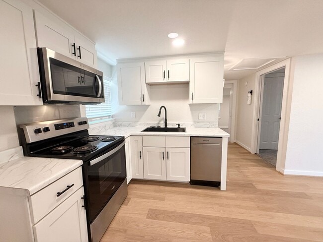 Building Photo - Elegant 2/1 Beach Cottage in Surfside !