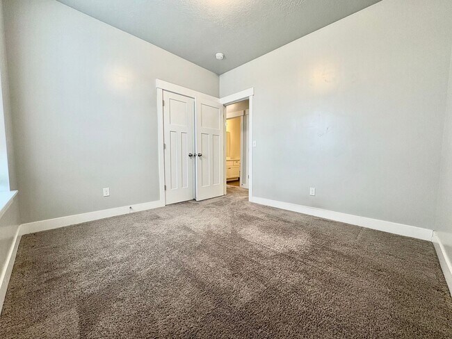Building Photo - Spacious & Bright 3 Bedroom Condo with Pool Access, Garage, and Prime Lehi Location!