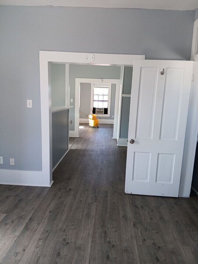 Building Photo - 215 W King Ave