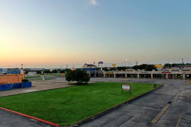 Building Photo - 2662 Hwy 290 W