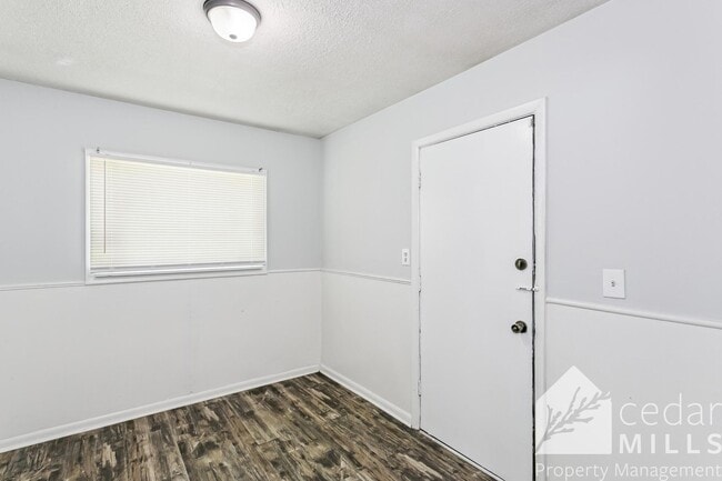 Building Photo - Spacious 3 Bed Corner Lot Near South High & I-235