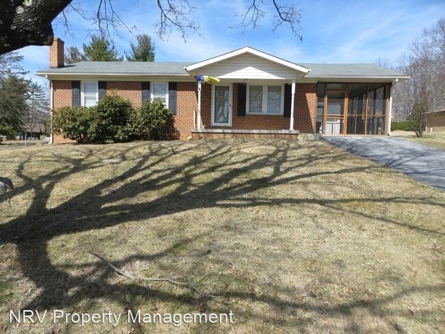 Primary Photo - 4 br, 2 bath House - 815 N. Drive