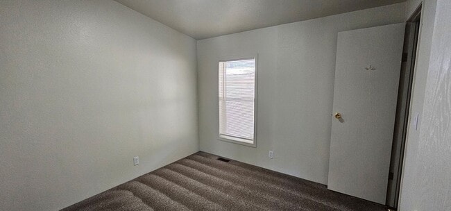 Building Photo - Horse Property on 2.5 Acres Minutes to Downtown Grants Pass