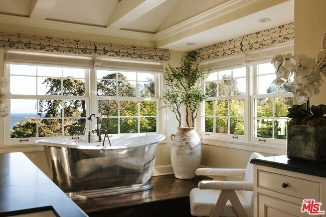 Building Photo - 6825 Zumirez Dr