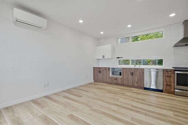 Building Photo - 3B3B cozy townhome