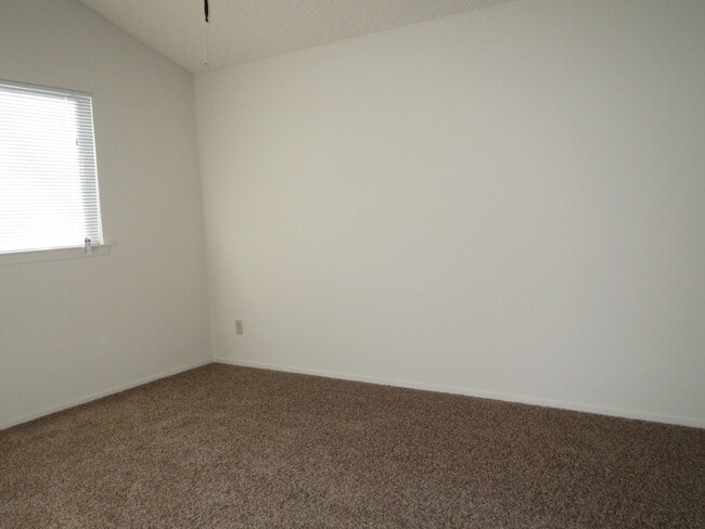 Building Photo - Spacious Headliner home with living room, ...
