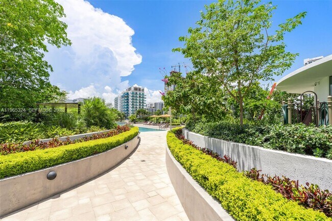 Building Photo - 700 NE 24th St