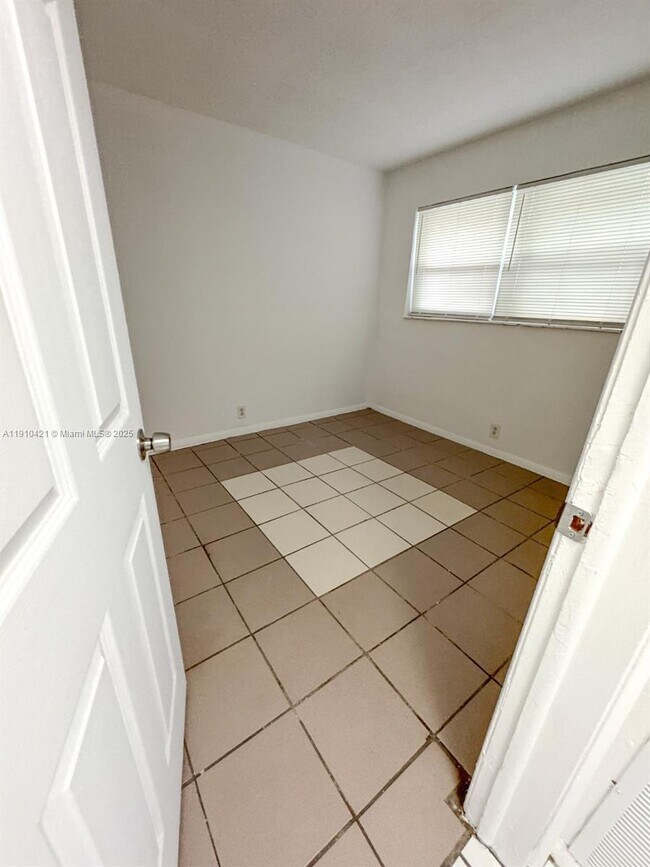 Building Photo - 2840 NW 15th Ct