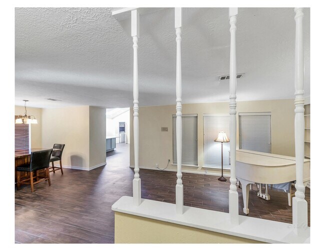 Building Photo - 13902 Paradise Valley Dr