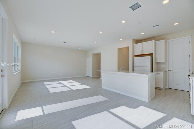 Building Photo - 1585 Evergreen Terrace