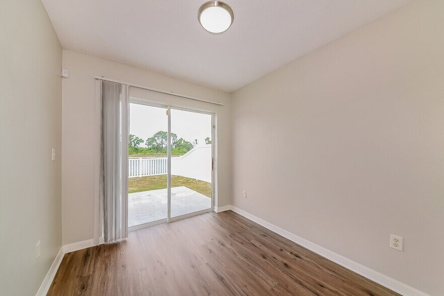 Building Photo - 727 Cristelle Jean Dr