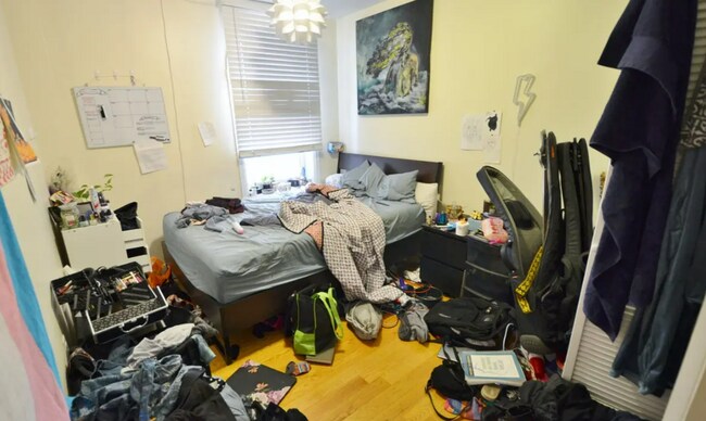 Building Photo - Charming 3 Bedroom-No Broker fee