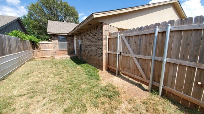 Building Photo - (2) Bed/(2) Bath Duplex Avail NOW! Small Pet Negotiable!
