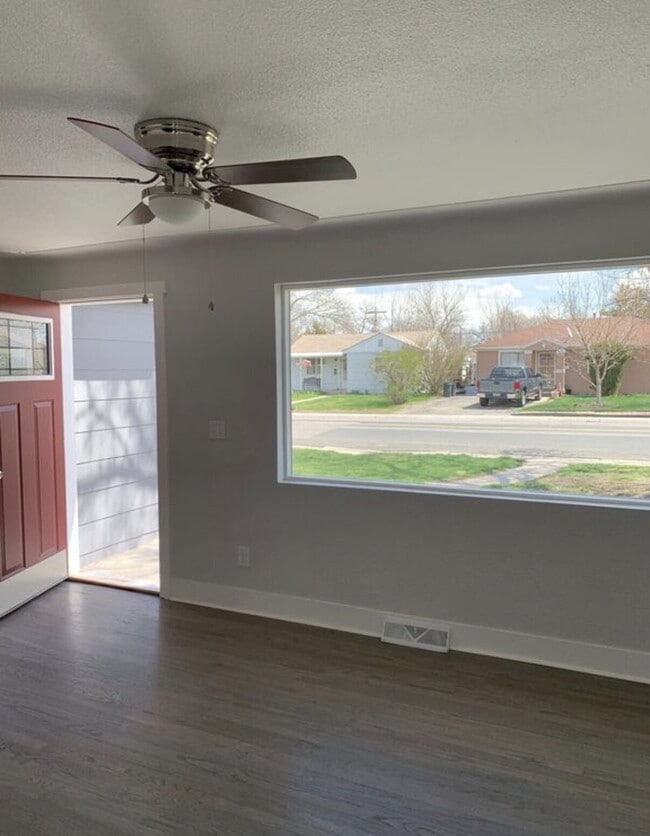Building Photo - "Charming 3-Bedroom Retreat in Aurora - Cozy 1095 Sq Ft Home Ready for You!"