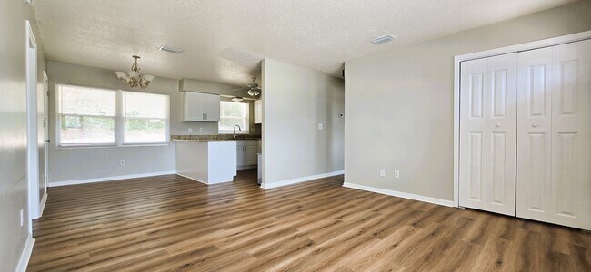 Building Photo - 1007 Highview Dr