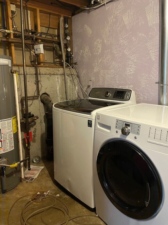 Building Photo - STUDENTS WELCOME! 5 Bedroom 3 Bathroom Single Family Home West Fort Collins