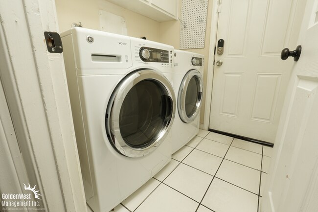 Building Photo - Spacious 4Bdm 2.5Ba Home with Loft in Las Vegas