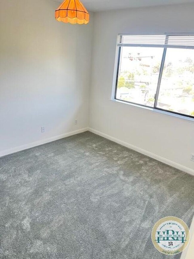 Building Photo - Spacious 3BR|2.5BA Home in the heart of Brisbane