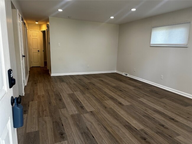 Building Photo - 6705 Lightwood Dr