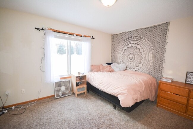 Building Photo - Rare end unit townhome in super convenient...