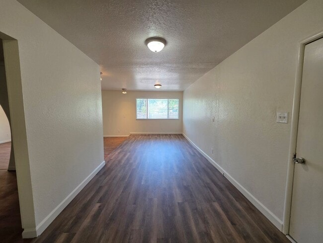 Building Photo - 4 bedroom single story near freeway & shop...