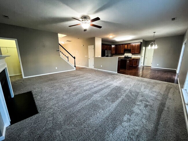 Building Photo - Gorgeous 4 Bedroom, 2 1/2 Bathroom Home in...