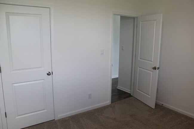 Building Photo - Beautiful 5 BR in Danville!