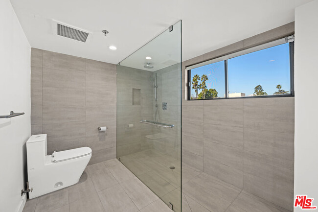 Building Photo - 10660 Wilshire Blvd