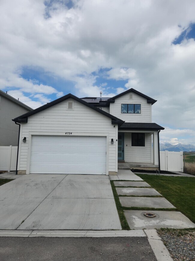 Primary Photo - 4724 E Lk Cor Dr