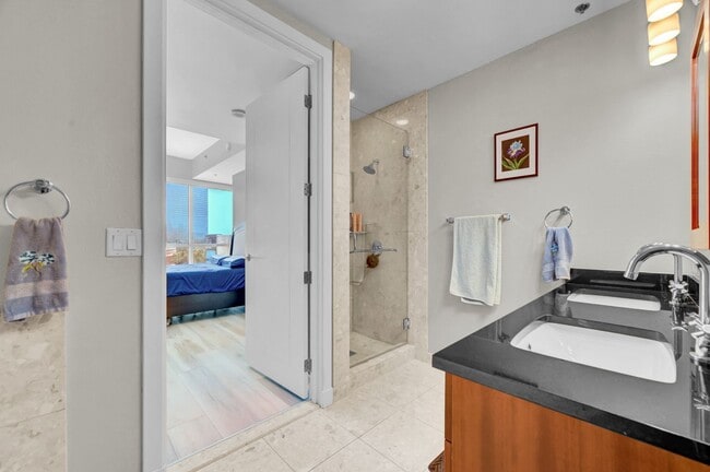 Building Photo - Fully Furnished 2 Bedroom 2 Bath High Rise with Strip Views