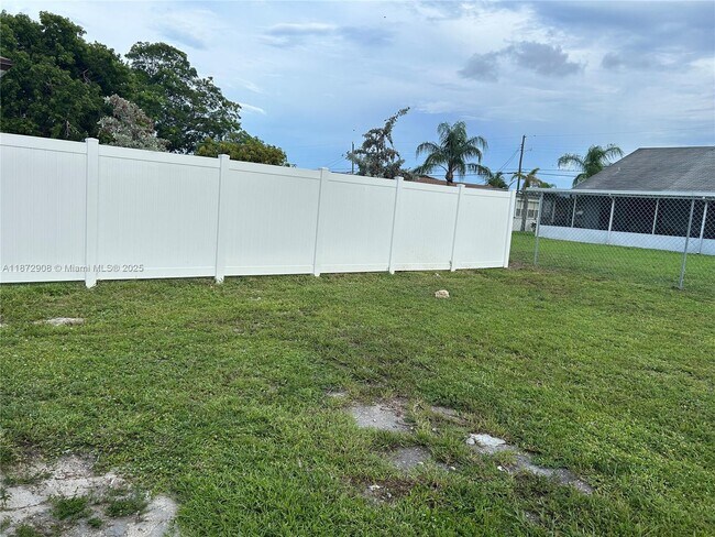 Building Photo - 4340 SW 24th St