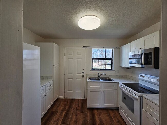 Building Photo - AVAILABLE NOW!