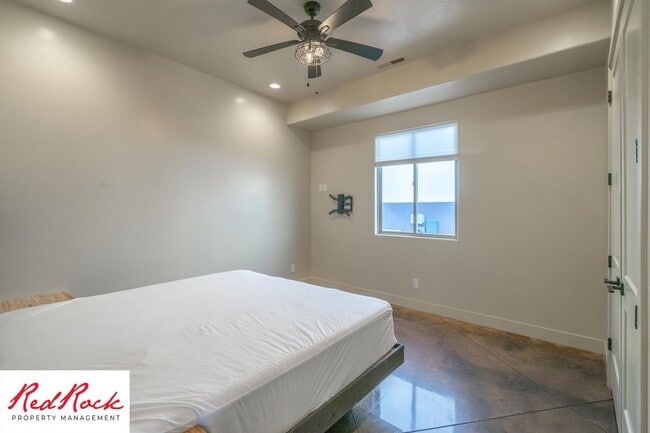 Building Photo - 4 Bedroom Luxury Home Near Sand Hollow