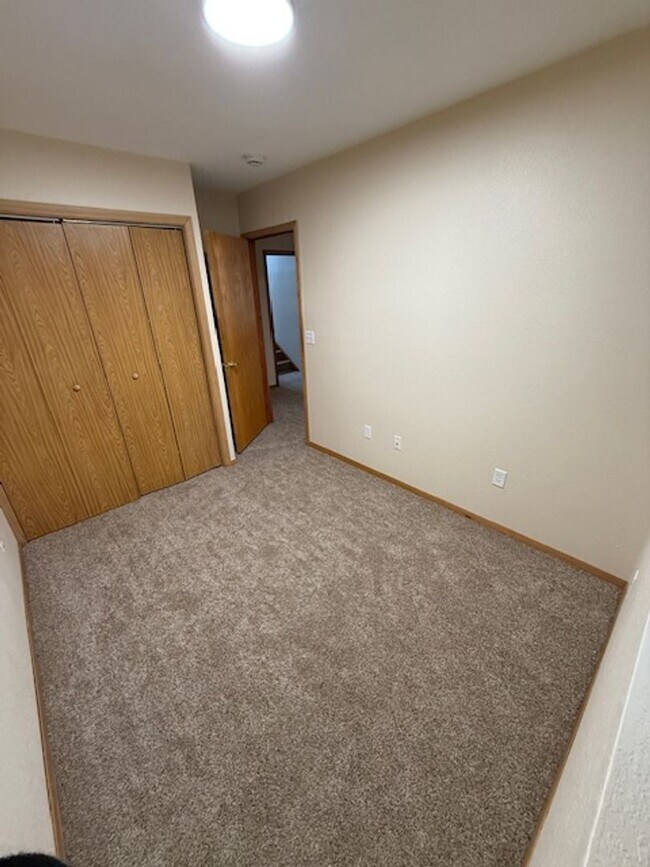 Building Photo - Large 5 bedroom home with updates in quiet neighborhood