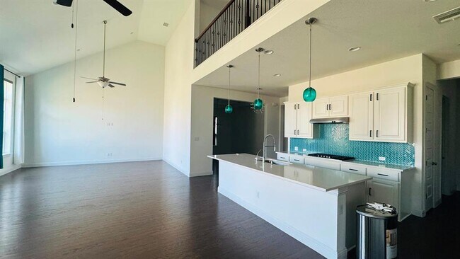 Building Photo - 813 Palamos Dr
