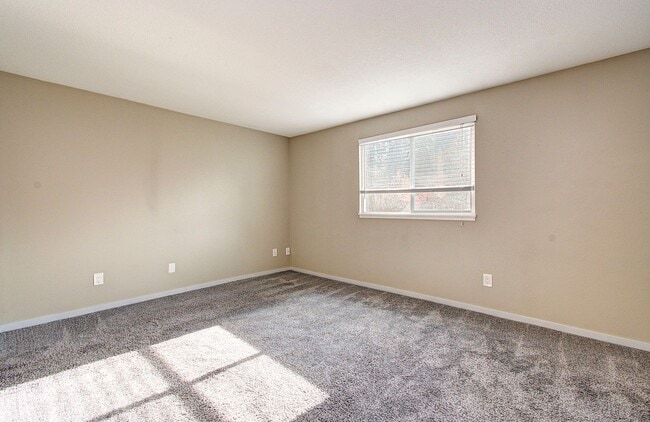 Building Photo - SALMON CREEK ~ WATERS EDGE CONDOS~ LARGE 2 Bd 2.5 Ba!